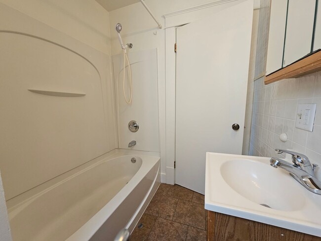 Building Photo - Super cute SE 2 bedroom 1 bath with many u...