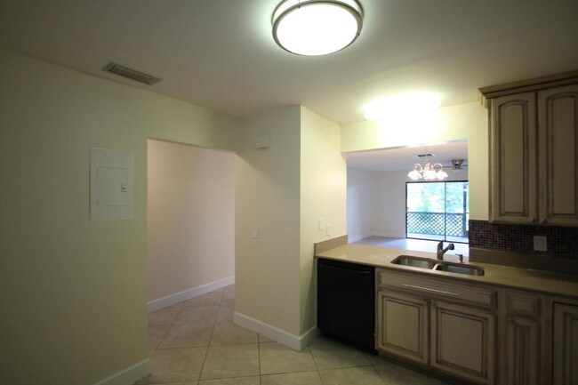 Building Photo - 1303 Lakeview Dr E