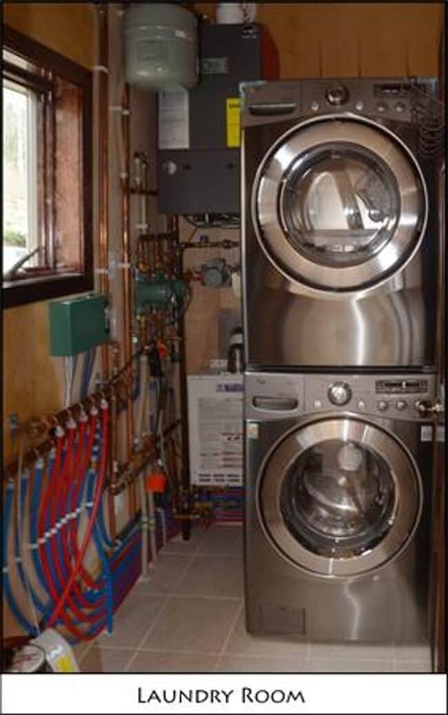 Building Photo - Year-Round Riverfront Home in Gloucester (Pet-Friendly)