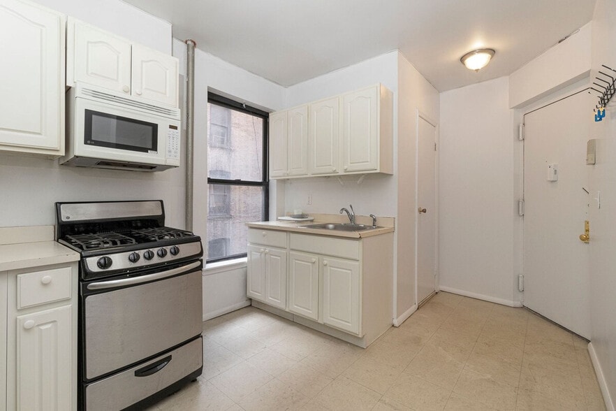 Building Photo - 335 E 94th St