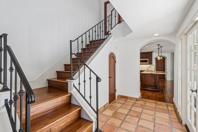 Building Photo - Charming 3BD Home in Coveted Newport Heights