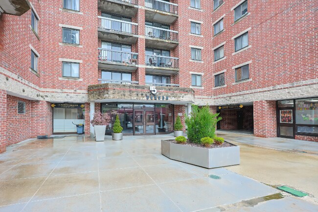 Building Photo - 15 N Beacon St
