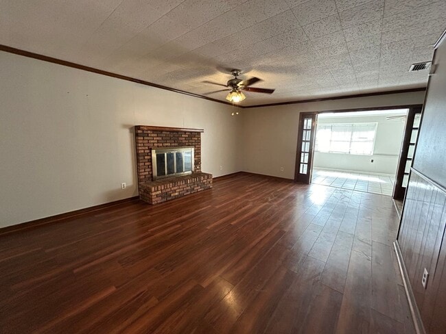 Building Photo - Beautiful 4 Bedroom Southern Hills Home