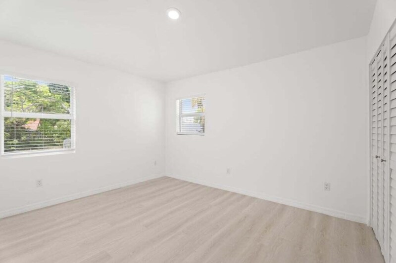 Building Photo - 121 S Lake Dr