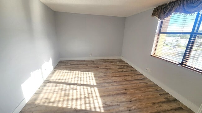 Building Photo - 450 Egret Cir