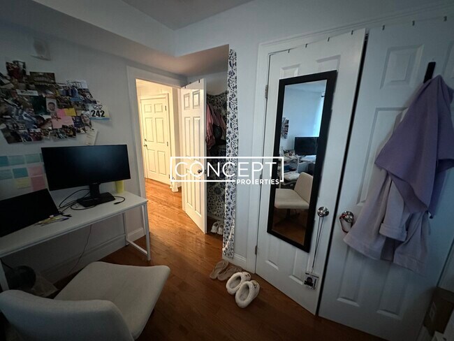 Building Photo - 108 Maverick St