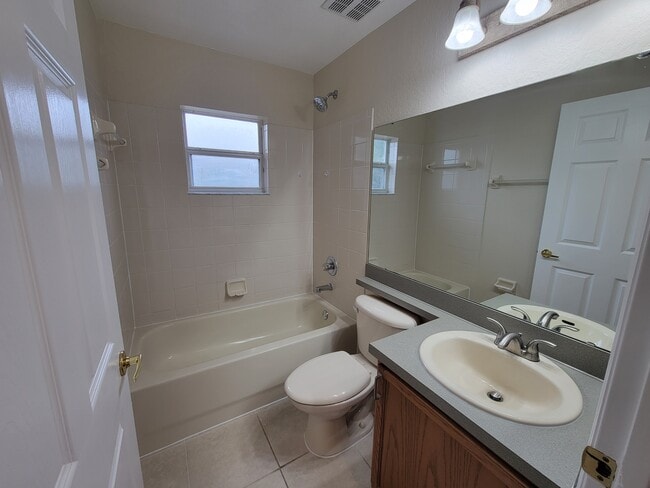 Building Photo - 921 Westwinds Dr