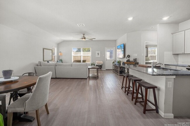 Building Photo - 3 Bedroom/2 Bath Potranco Run Subdivision