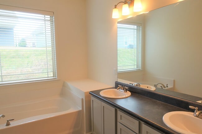 Building Photo - 176 Bur Oak Dr