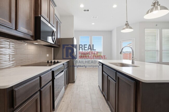 Building Photo - Thoughtfully Designed 4 Bed Home with Elevated Interiors and Lake Views