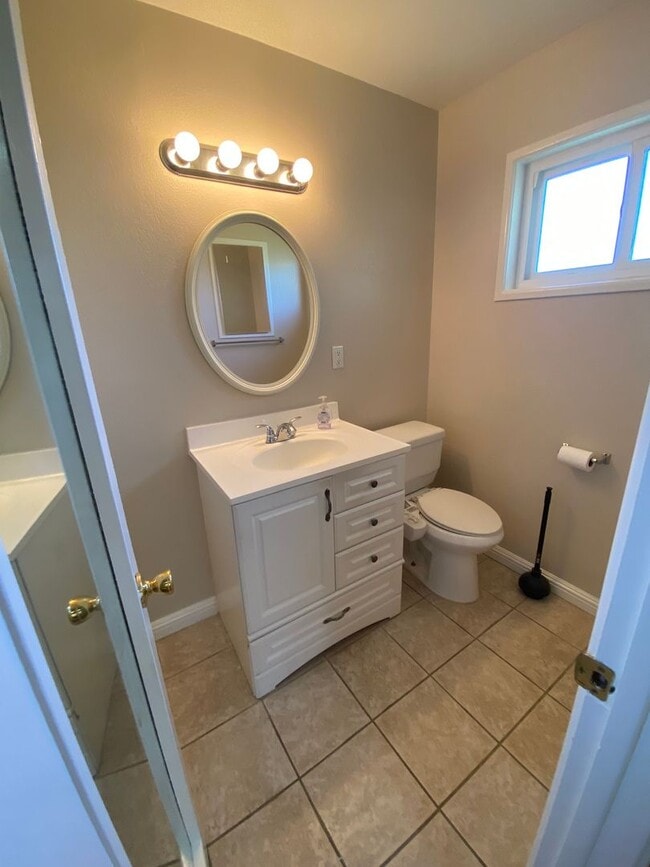 Building Photo - Remodeled 3 Bedroom Lakewood House For Rent-Ready For Move-in ASAP!