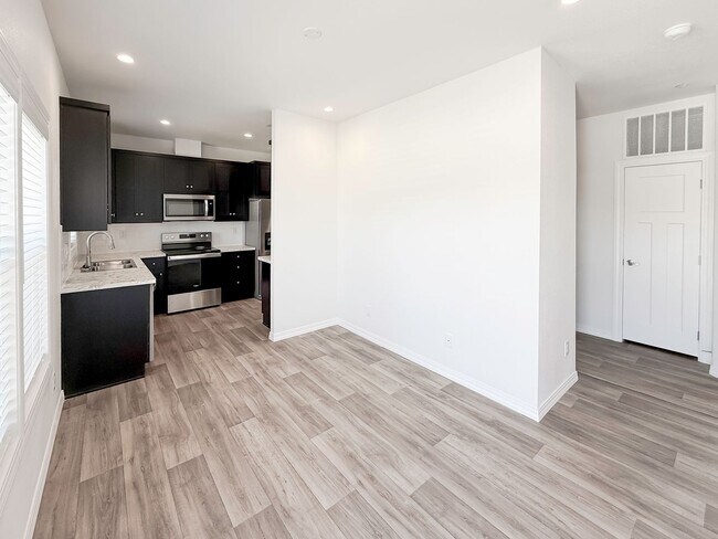 Building Photo - ~ AVAILABLE NOW ~ DUPLEX (LEFT)