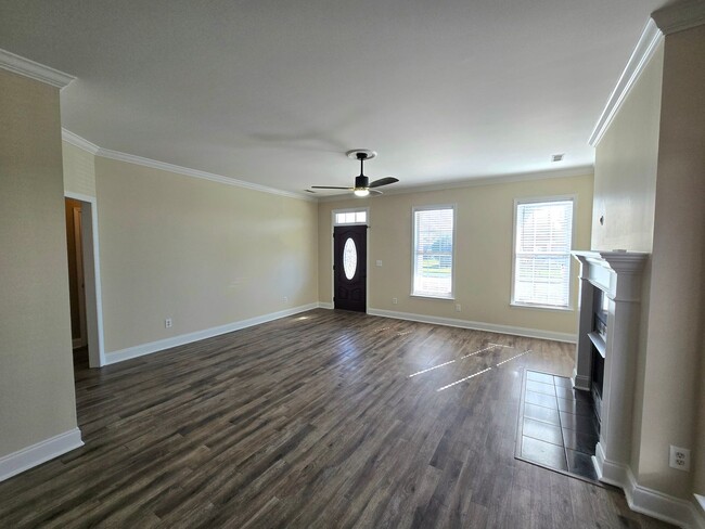 Building Photo - 3 Bed / 2 Bath Hampton Cove/ Owens Cross R...