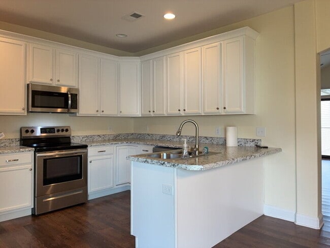 Building Photo - "Charming 3-Bedroom Home with 2 Full Baths in Greenville's Forest Ridge!"