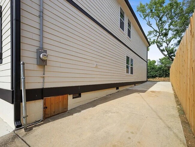 Building Photo - 2218 14th Ave N