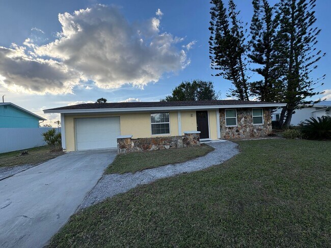 Building Photo - Spacious 2/2 with a garage available until AUGUST