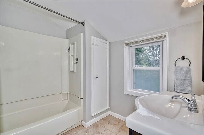 Building Photo - 78 Kimbark Rd