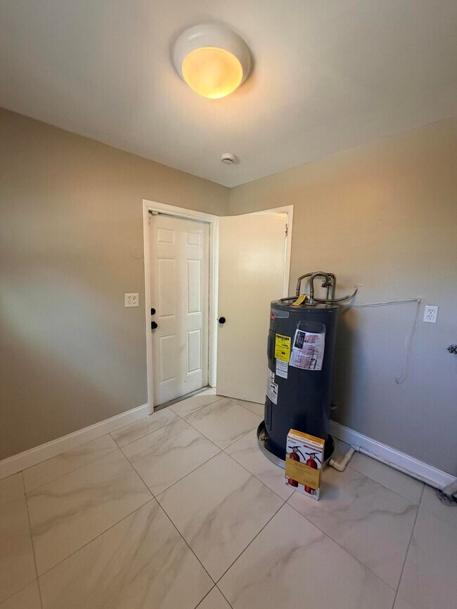 Building Photo - 6036 Westover Rd