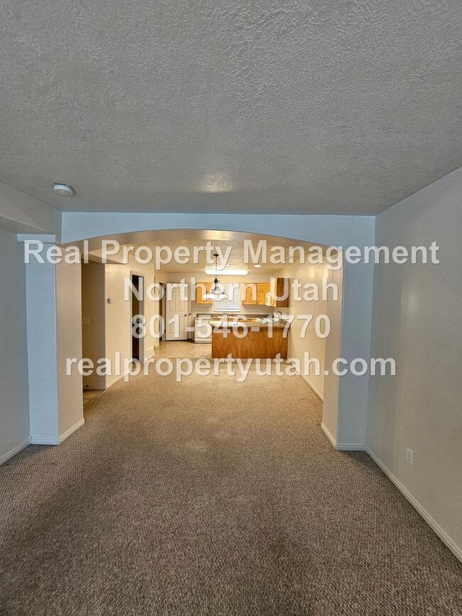 Building Photo - 3 Bedroom Townhome in Ogden