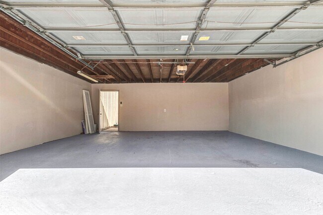 Building Photo - 2952 Meadowgrass Ln