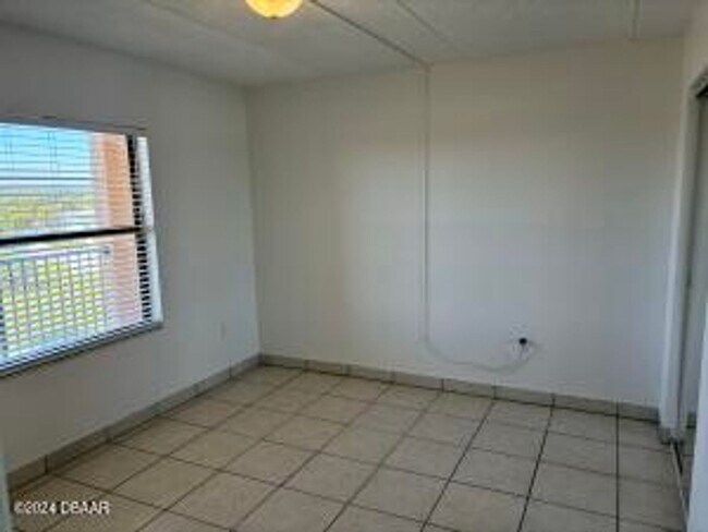 Building Photo - Ocean Front Condo in Ormond Beach