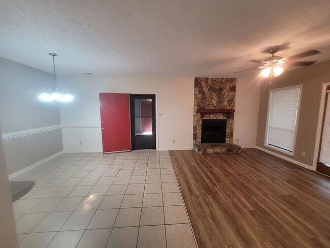 Building Photo - 2 bedroom Ground Floor!