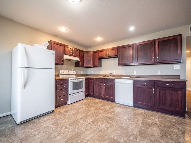 Building Photo - 212-214 E 1st Duplex