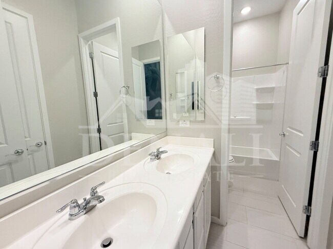 Building Photo - 1153 E Nolan Pl