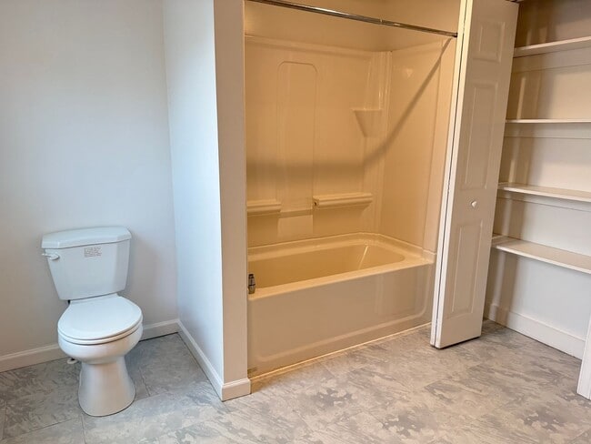 Building Photo - ACCEPTING SECTION 8 - Spacious 3 Bedroom 2 Bathroom Home in Columbia!