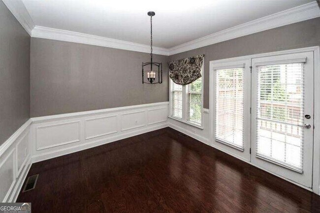 Building Photo - 1004 E Paces Chase