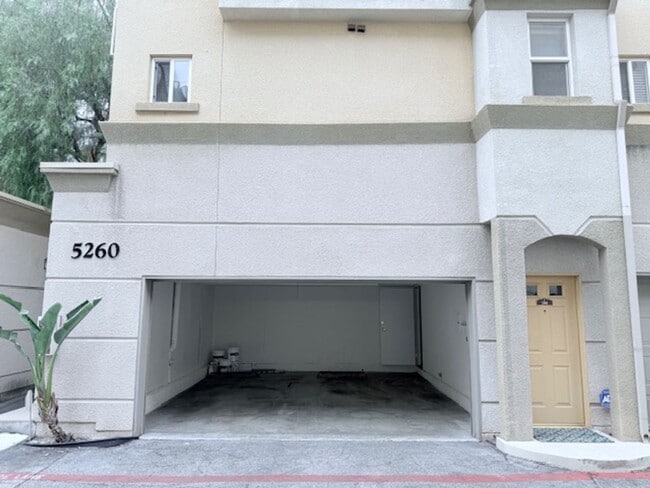 Building Photo - Remodeled 3BD Corner Townhome + Dual Primary Suites + Views | Bella Montana