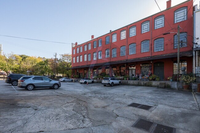 Building Photo - Luxury Penthouse Loft – 3,200 sq. ft. Down...