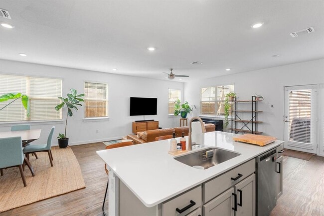 Building Photo - 3204 Egan Dr