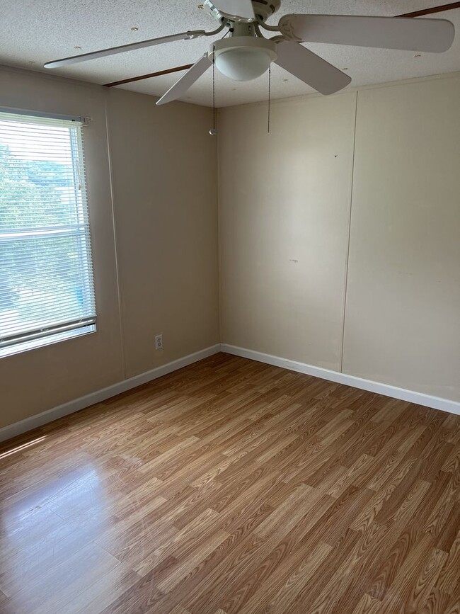 Building Photo - 235 Monarch Ln