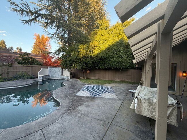 Building Photo - Gorgeous 3-Bedroom House in Gold River with pool