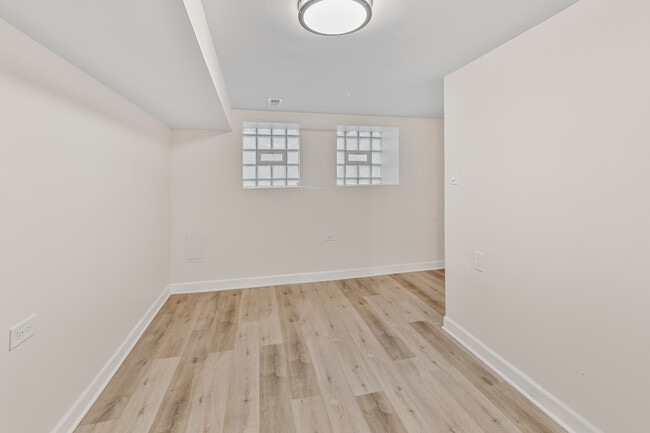 Building Photo - 1345 N Maplewood Ave