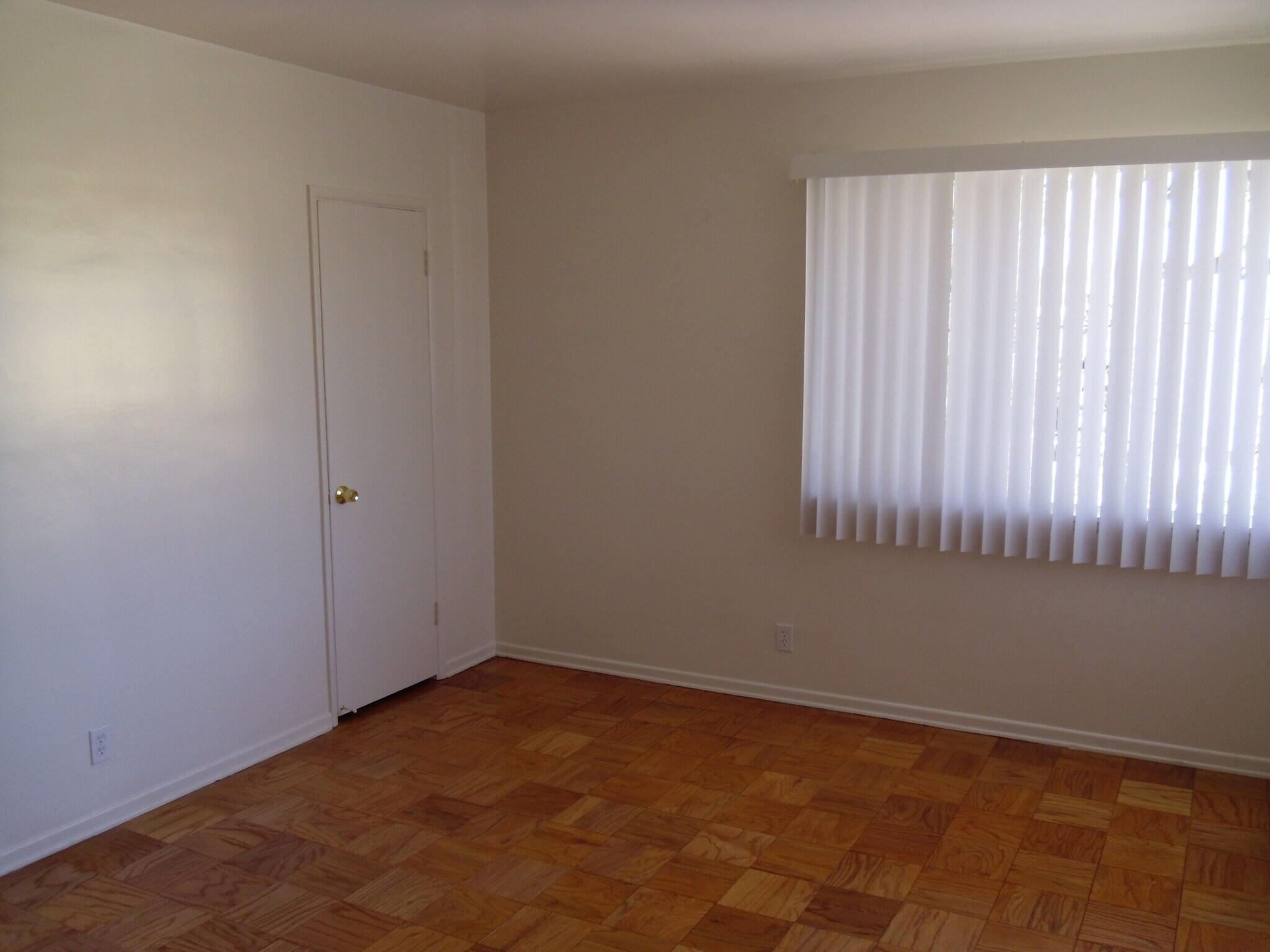 Building Photo - 935 W Beach Ave