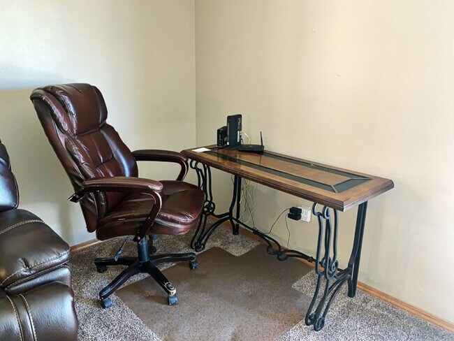 Building Photo - 3 Bedroom, 2 Bath, 2 car garage