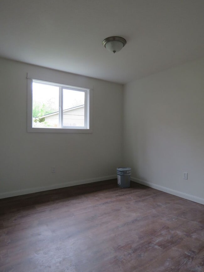 Building Photo - Remodeled Ranch 3 Bedroom 2 Bath with Larg...