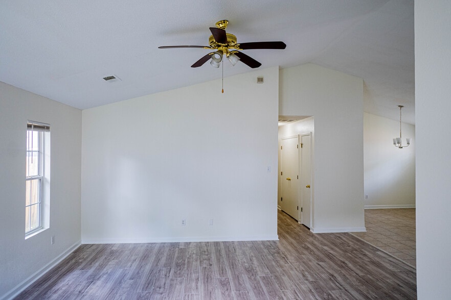 Building Photo - 4721 Waterfront Oak Dr