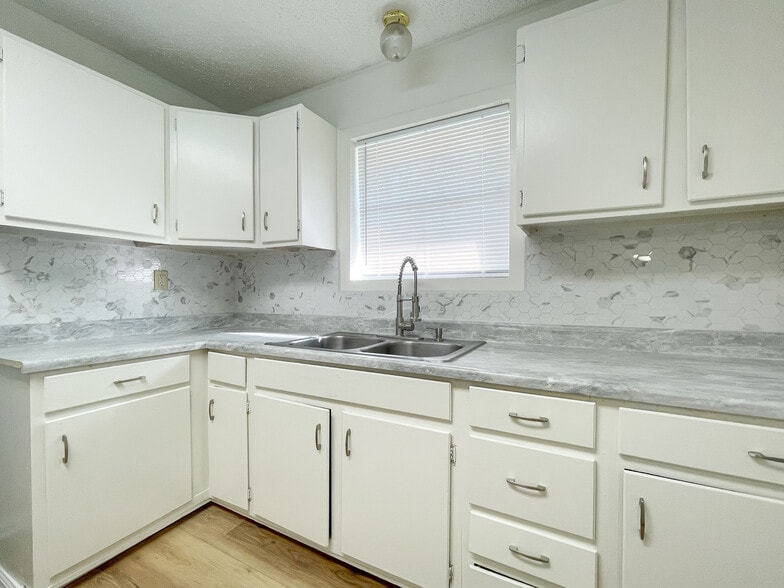 Building Photo - 715 N Bunker Dr