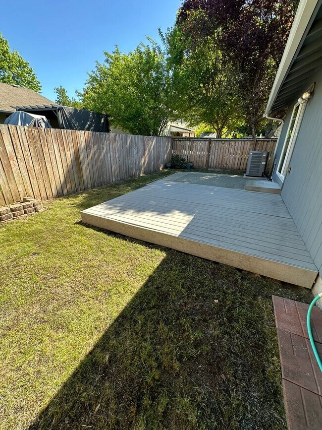 Building Photo - 3 BedRoom , 2 Bathroom , 2 Car Garage , AC