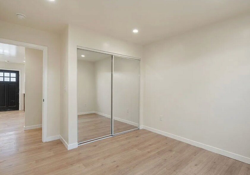 Building Photo - 5166 S Manhattan Pl