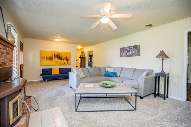 Building Photo - 107 NW Winfield Ln