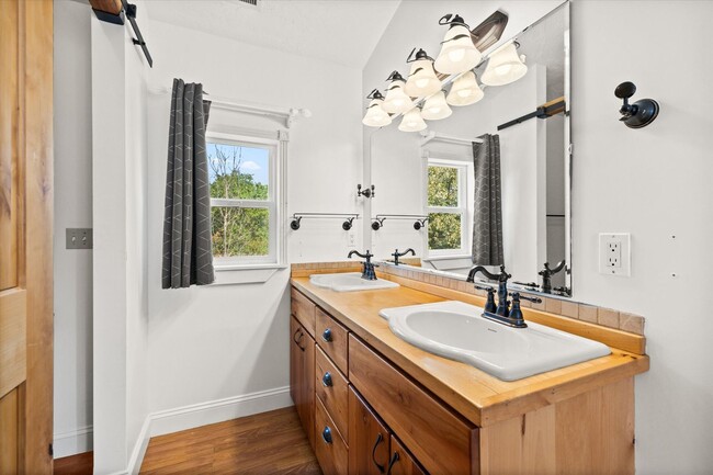 Building Photo - 4 Bed, 4 Bath on .62/acre! Close to BSU!