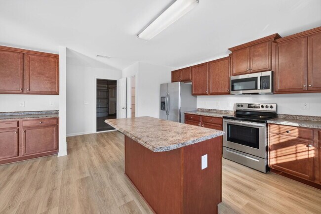 Building Photo - Expansive 4-bedroom, 3.5-bathroom single-family home boasts 3,150 sq. ft.