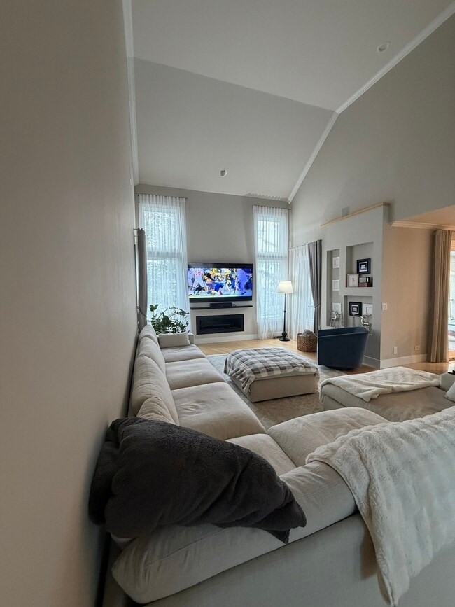 Building Photo - 525 Senon Dr