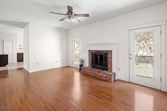Building Photo - Spacious Cape Cod-Style Home in South Asheville