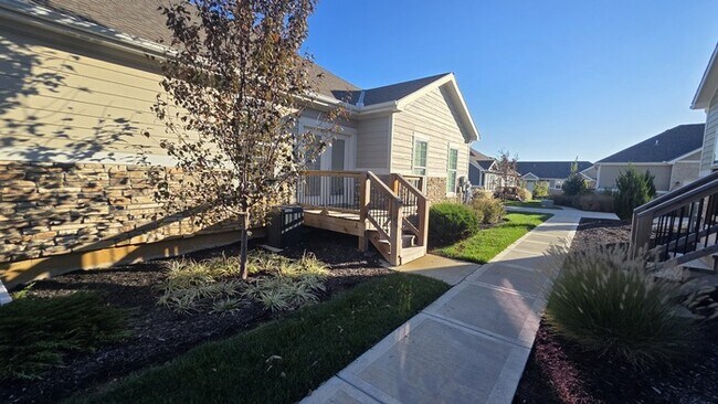 Building Photo - 4 bed 3 bath 2 car garage all maintenance provided townhome