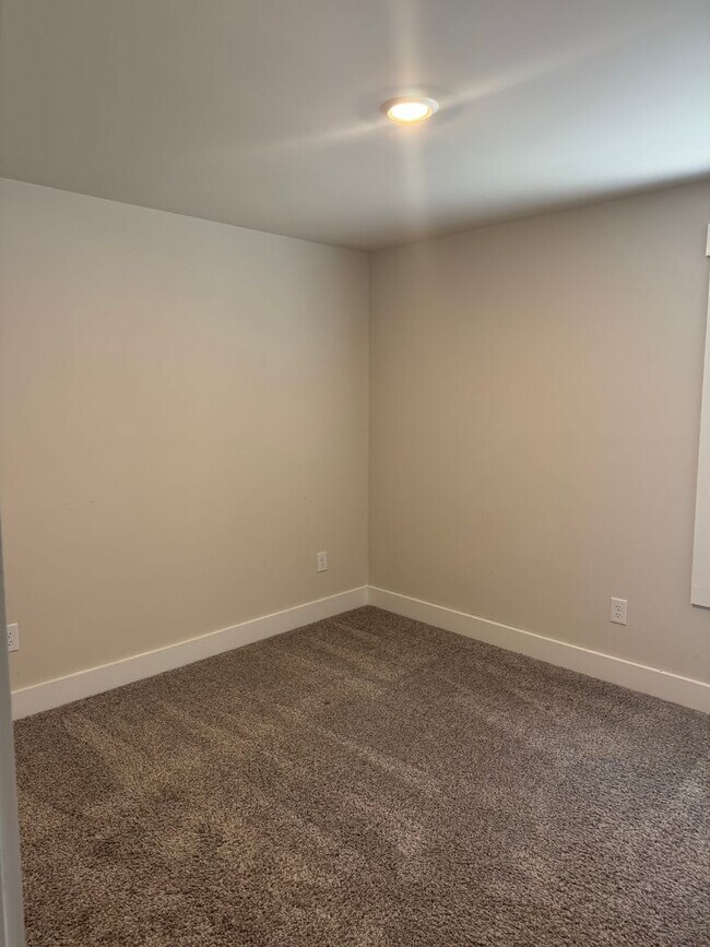 Building Photo - Great Price and location!